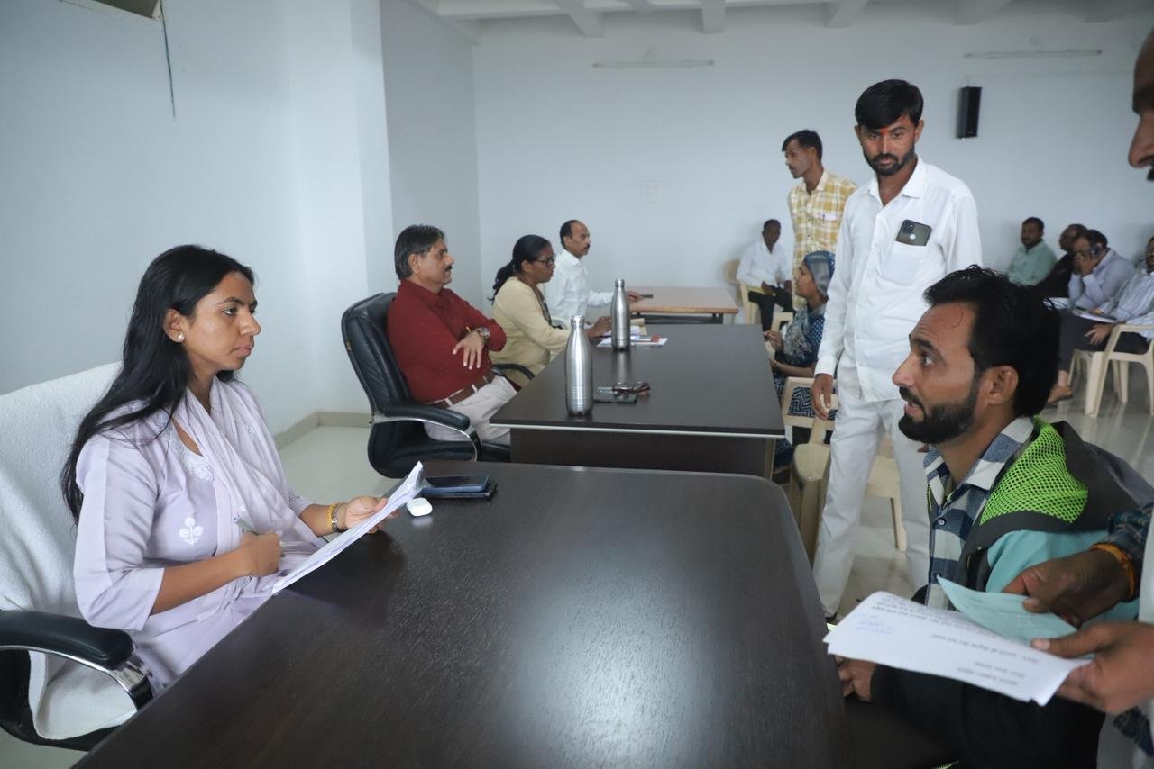 कलेक्टर श्रीमती यादव ने जनसुनवाई में नागरिकों की समस्या सुनी, अधिकारियों को निराकरण के दिये निर्देश