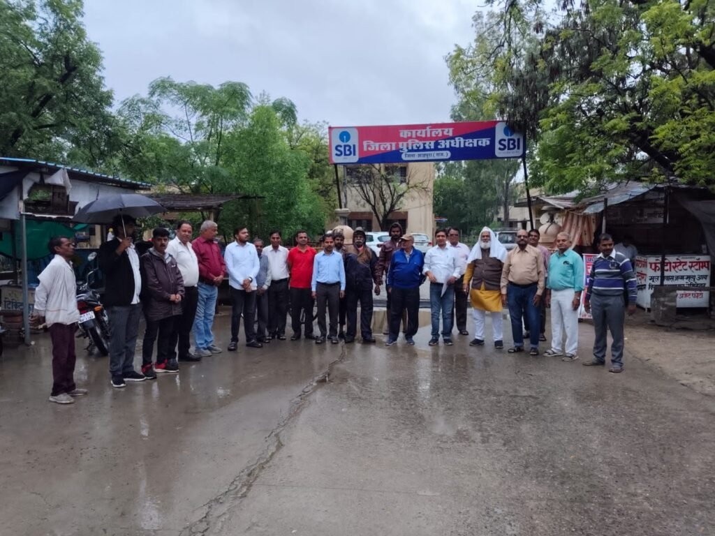शाहपुरा को जिले का दर्जा देने की मांग का पांचवा स्मरणपत्र मुख्यमंत्री के नाम उपखंड अधिकारी को दिया