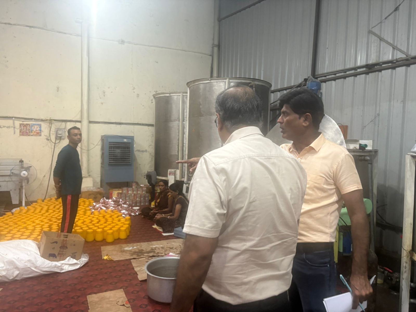 इंदौर में मिलावटखोरों पर जिला प्रशासन की बड़ी कार्रवाई बड़ी मात्रा में मिलावटी घी जप्त