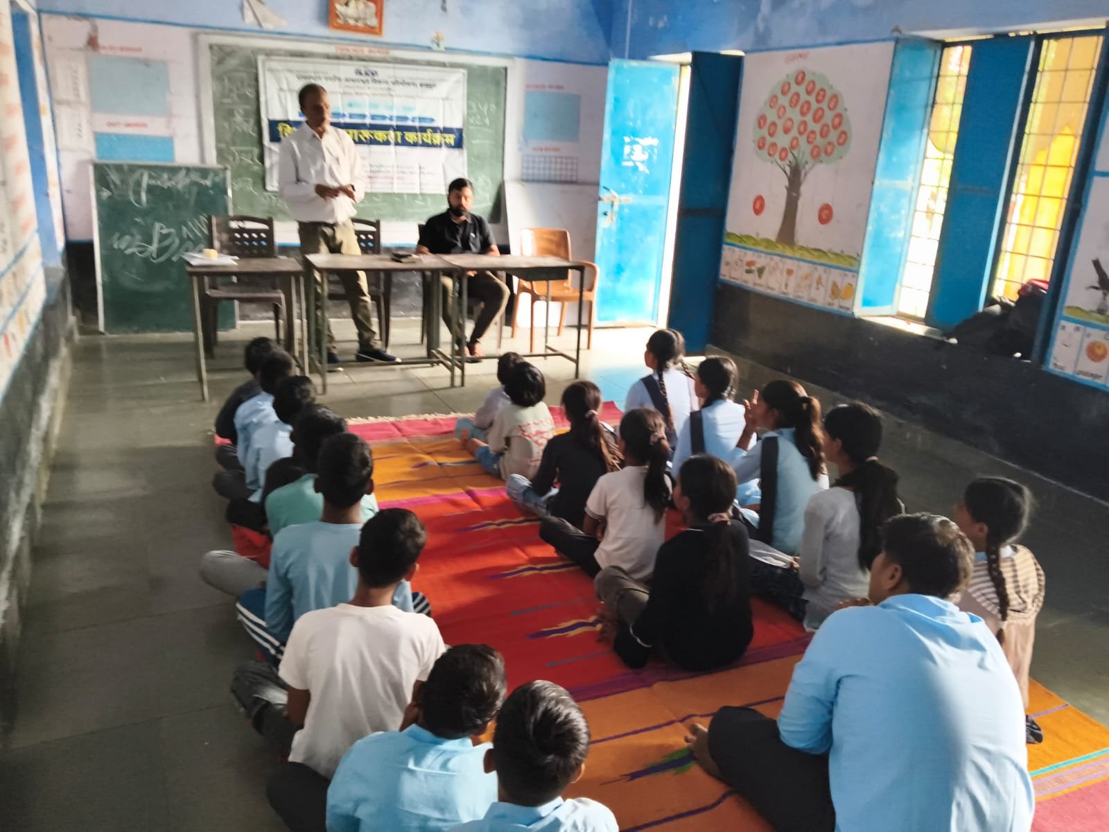 आरयूआईडीपी जागरुकता कार्यक्रम में छात्राओं को एफएसटीपी के फायदों व हाथ धोने के 10 स्टेप की जानकारी दी