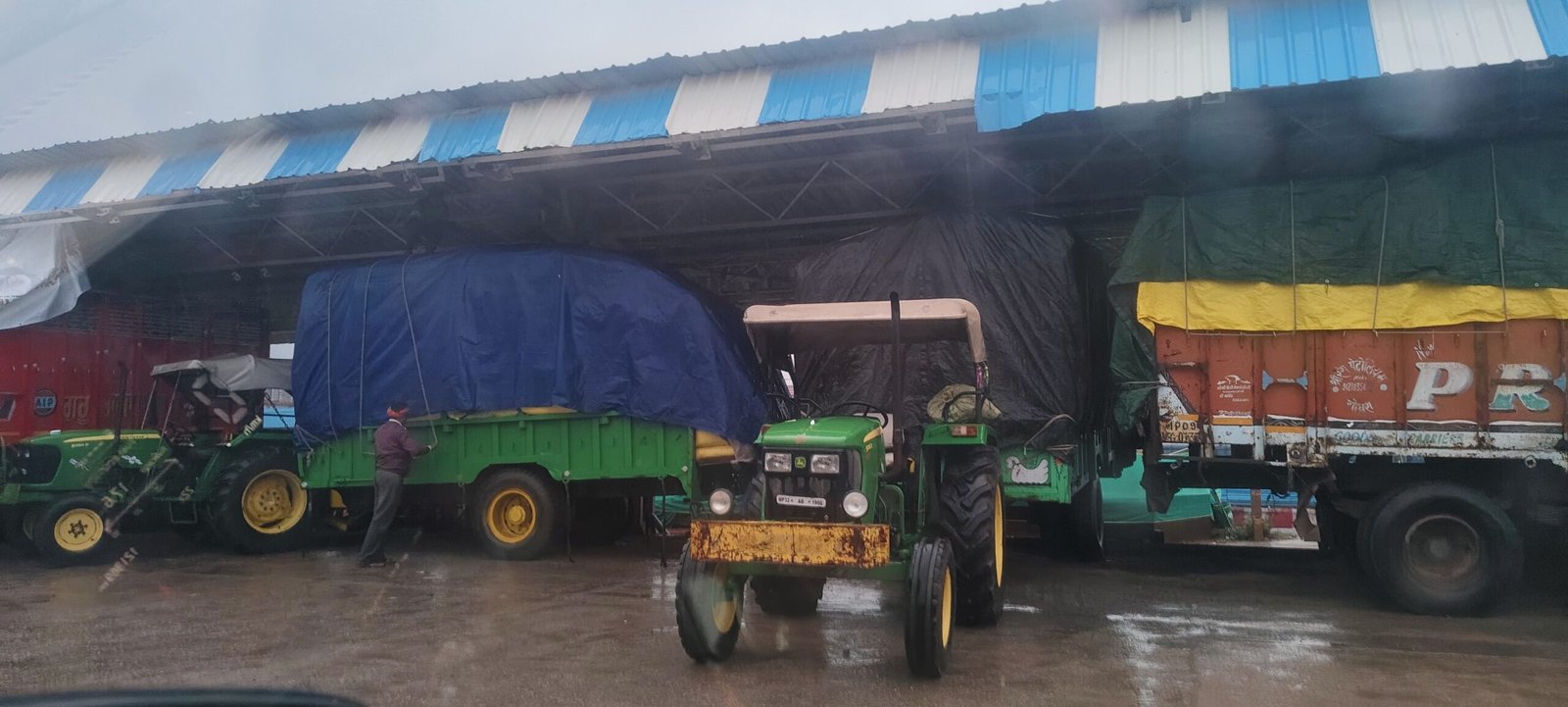 नियमों की अनदेखी कर ट्रक की जगह है ओवरलोड ट्रैक्टरों से की जा रही यूरिया खाद ढुलाई