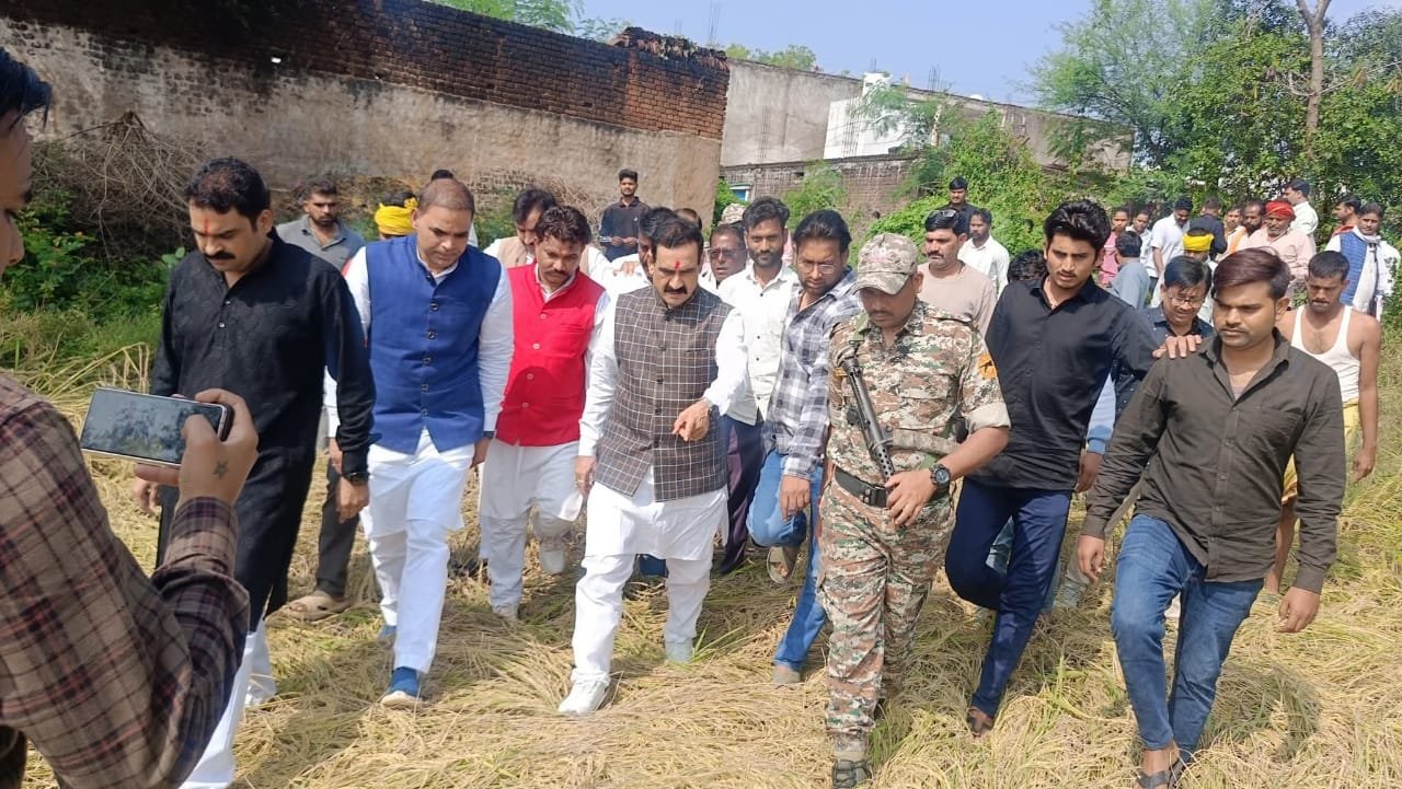 पूर्व गृहमंत्री डॉ नरोत्तम मिश्रा ने अतिवृष्टि से प्रभावित गांवों का दौरा कर फसलों में नुकसान देखा।