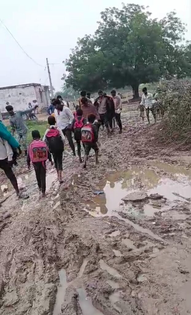 भगवानपुरा में हाल बेहाल-स्कूल जाने के लिए बच्चों को कीचड़ और दलदल से होकर गुजरना पड़ रहा है, सरपंच बोले ‘बजट नहीं’