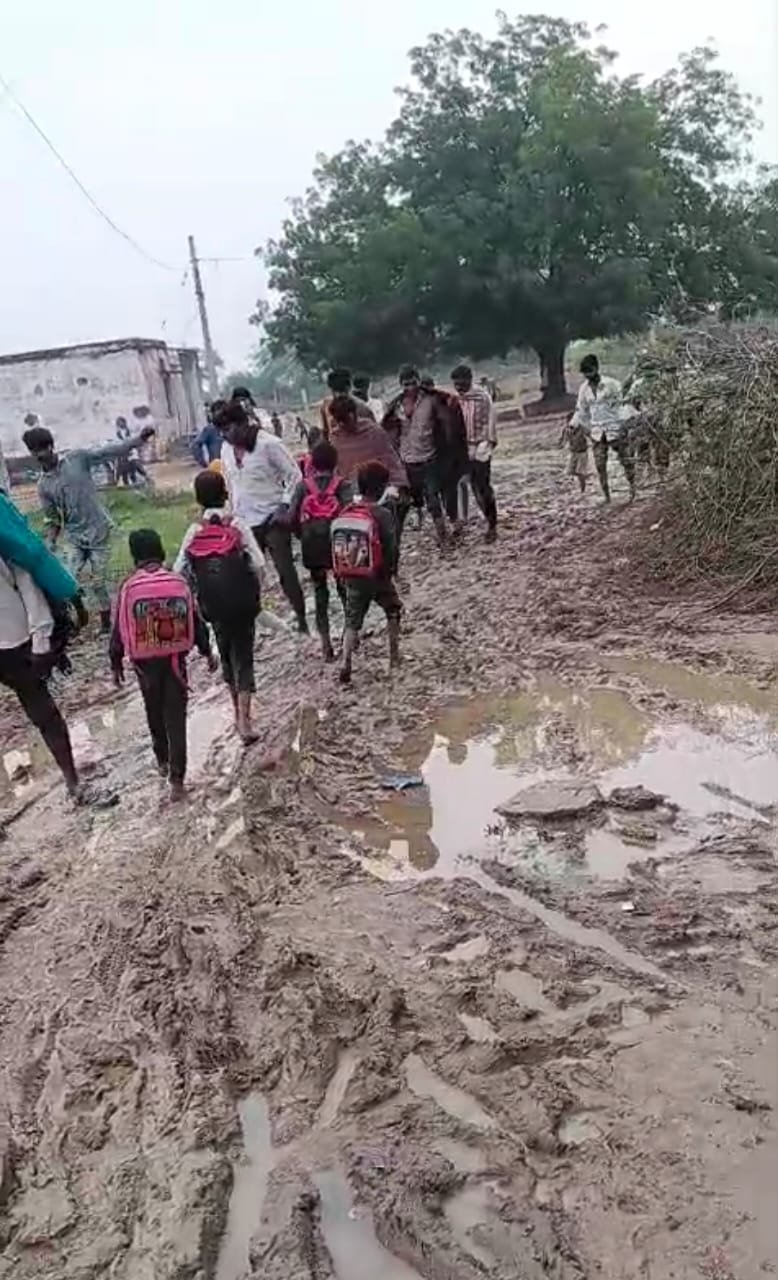 भगवानपुरा में हाल बेहाल-स्कूल जाने के लिए बच्चों को कीचड़ और दलदल से होकर गुजरना पड़ रहा है, सरपंच बोले ‘बजट नहीं’