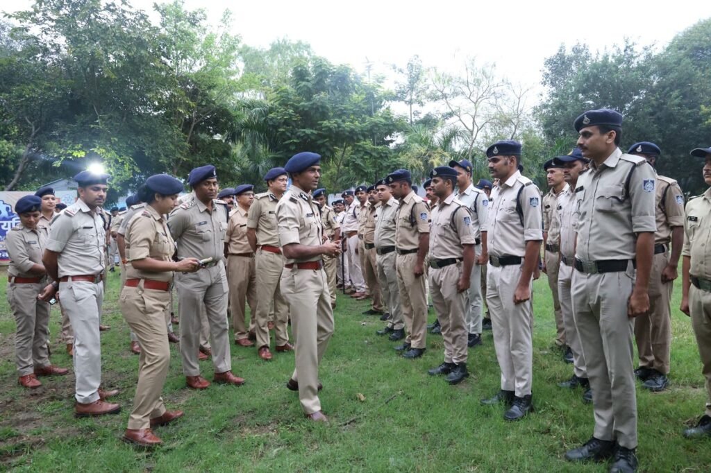 पुलिस कमिश्नर इंदौर द्वारा वृक्षारोपण कर, दिया सभी को पेड़ो की तरह एकजुट रहने का संदेश।