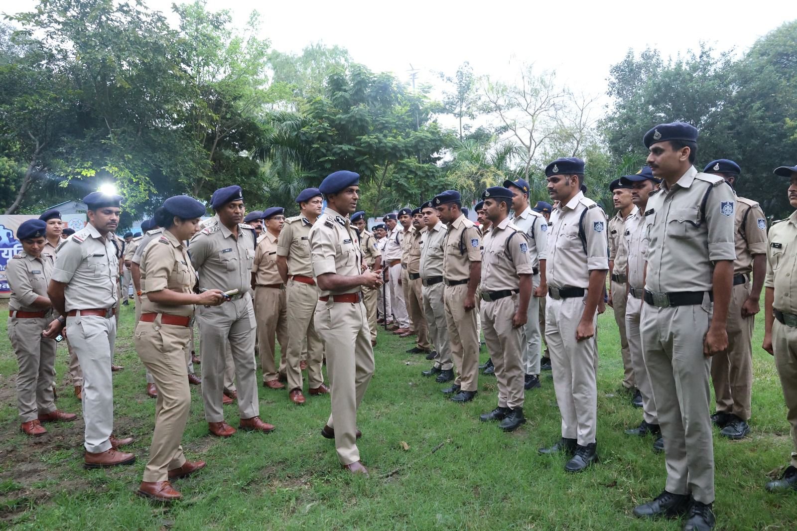 पुलिस कमिश्नर इंदौर द्वारा वृक्षारोपण कर, दिया सभी को पेड़ो की तरह एकजुट रहने का संदेश।