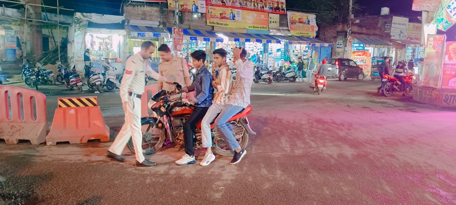 कोतवाली पुलिस ने राजगढ़ चौराहा पर चलाया सघन चेकिंग अभियान।