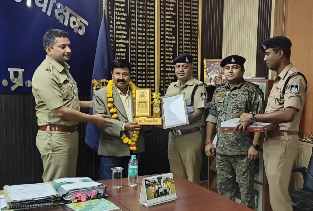 दतिया। सेवानिवृति पर एसपी ऑफिस में प्रधान आरक्षक को दी विदाई।