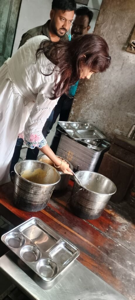 पालिका आयुक्त रिंकल गुप्ता द्वारा अन्नपूर्णा रसोई का आकस्मिक निरीक्षण किया गया
