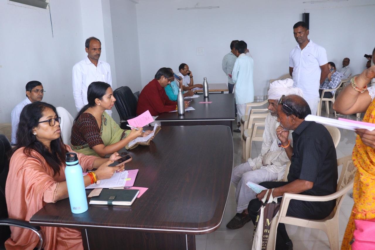 आगर मालवा। कलेक्टर श्रीमती यादव द्वारा जनसुनवाई की गई