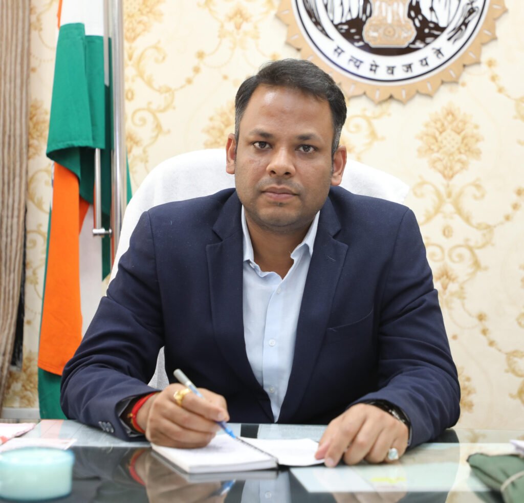 सीएम हेल्पलाइन शिकायतों का निराकरण नहीं करने पर दो कर्मचारी ‍निलंबित