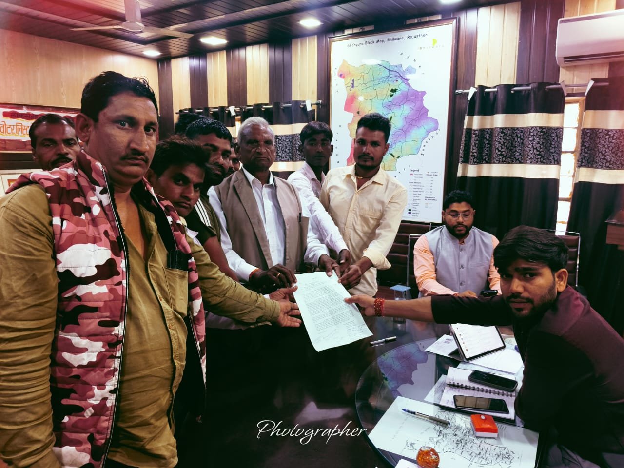 आरणी गाँव से पास शाहपुरा बाईपास पर शराब के ठेके के कारण हो रही दुर्घटना को लेकर एसडीएम को दिया ज्ञापन