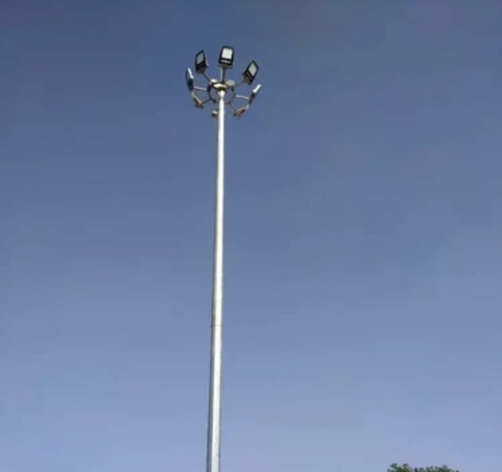 datiya. शो पीस बनी हुई हाई मास्ट लाइट।
