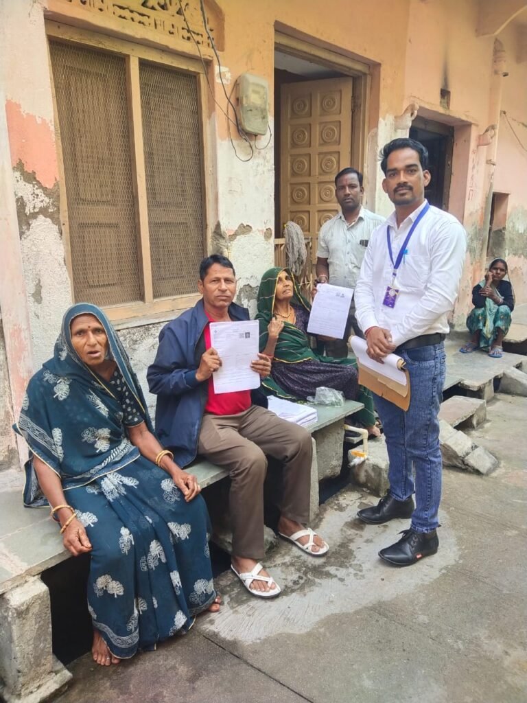 शाहपुरा में बीएलओ भर रहे गणना प्रपत्र