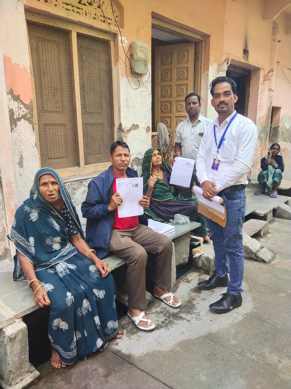 शाहपुरा में बीएलओ भर रहे गणना प्रपत्र