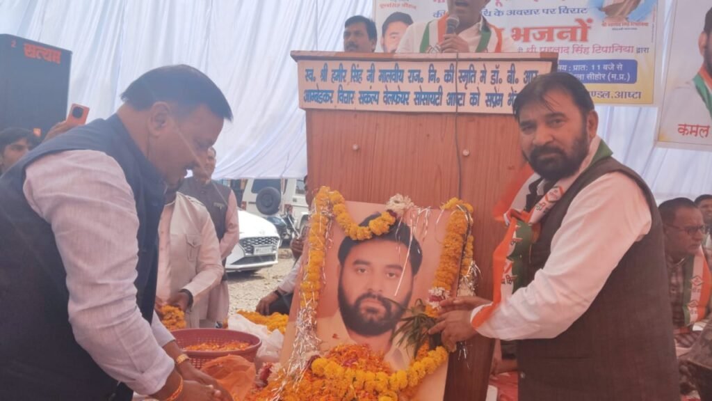 सियासत में पहली बार समर्थकों ने ऐतिहासिक काम कर अपने नेता को राशि जुटा कर की नई कार भेंट