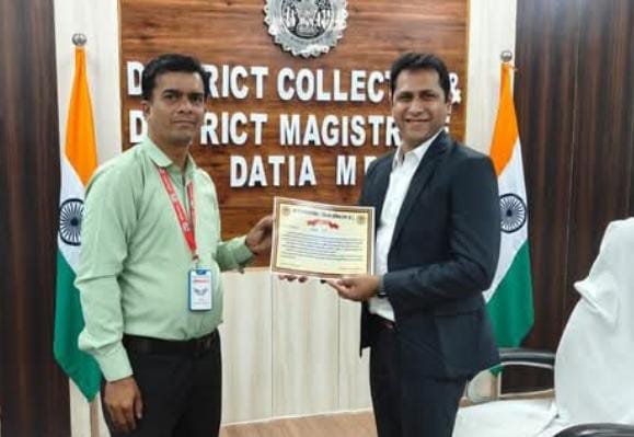 कबीर मिशन समाचार एवं अंधेर नगरी न्यूज के पत्रकार विकास वर्मा को निष्पक्ष एवं निडर पत्रकारिता करने पर दतिया कलेक्टर ने किया सम्मानित।