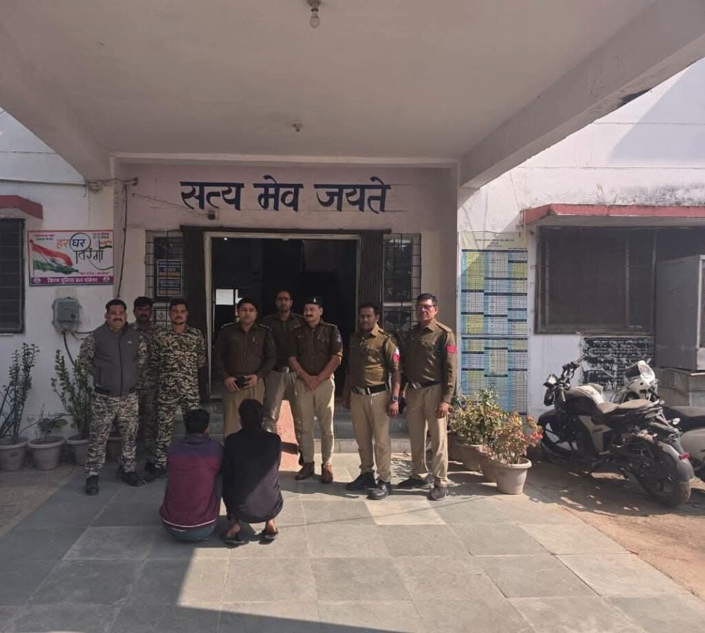 दतिया कोतवाली पुलिस की बड़ी कार्रवाई: हत्या के प्रयास के दो फरार आरोपी गिरफ्तार, दो अवैध कट्टे और खाली खोके जब्त।