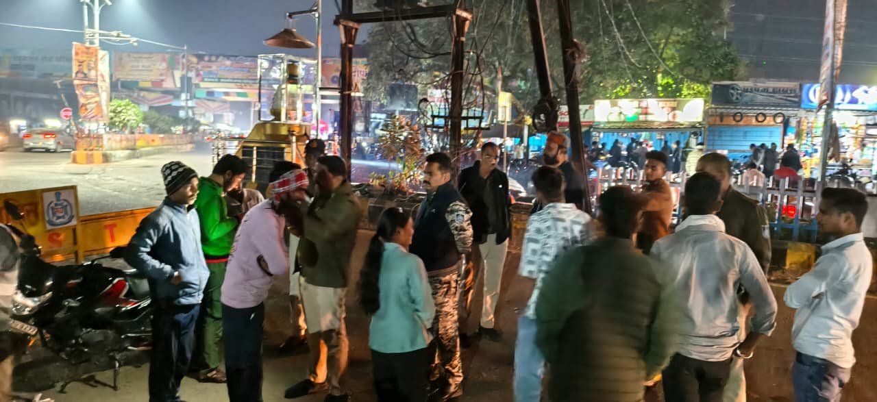 दतिया कोतवाली पुलिस का सघन चेकिंग अभियान: फटाके वाले साइलेंसर, ओवरलोडिंग और बिना हेलमेट चलाने वालों पर कड़ी कार्रवाई।