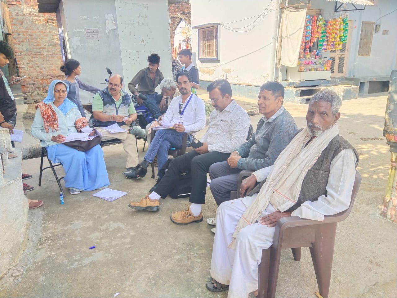 शाहपुरा में वार्डो में बीएलओ घर-घर जाकर भर रहे गणना प्रपत्र