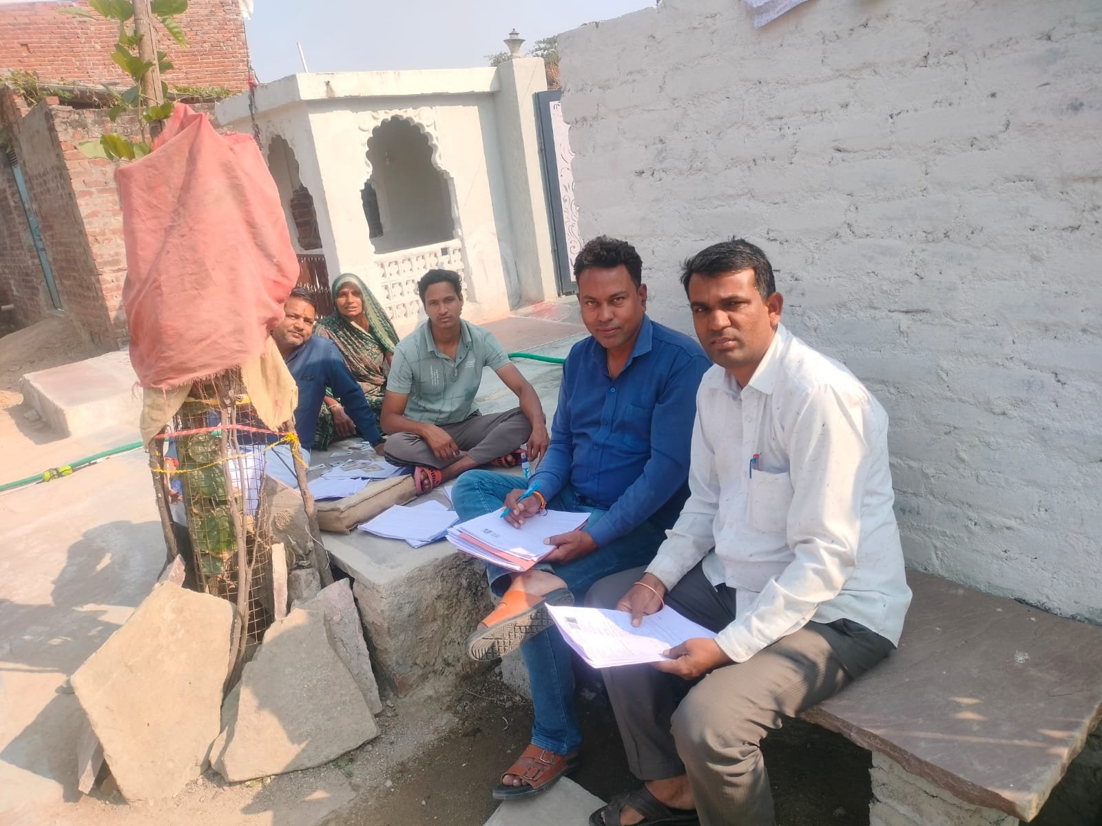 शाहपुरा के वार्ड नम्बर 10-11 में   बीएलओ भर रहे गणना प्रपत्र