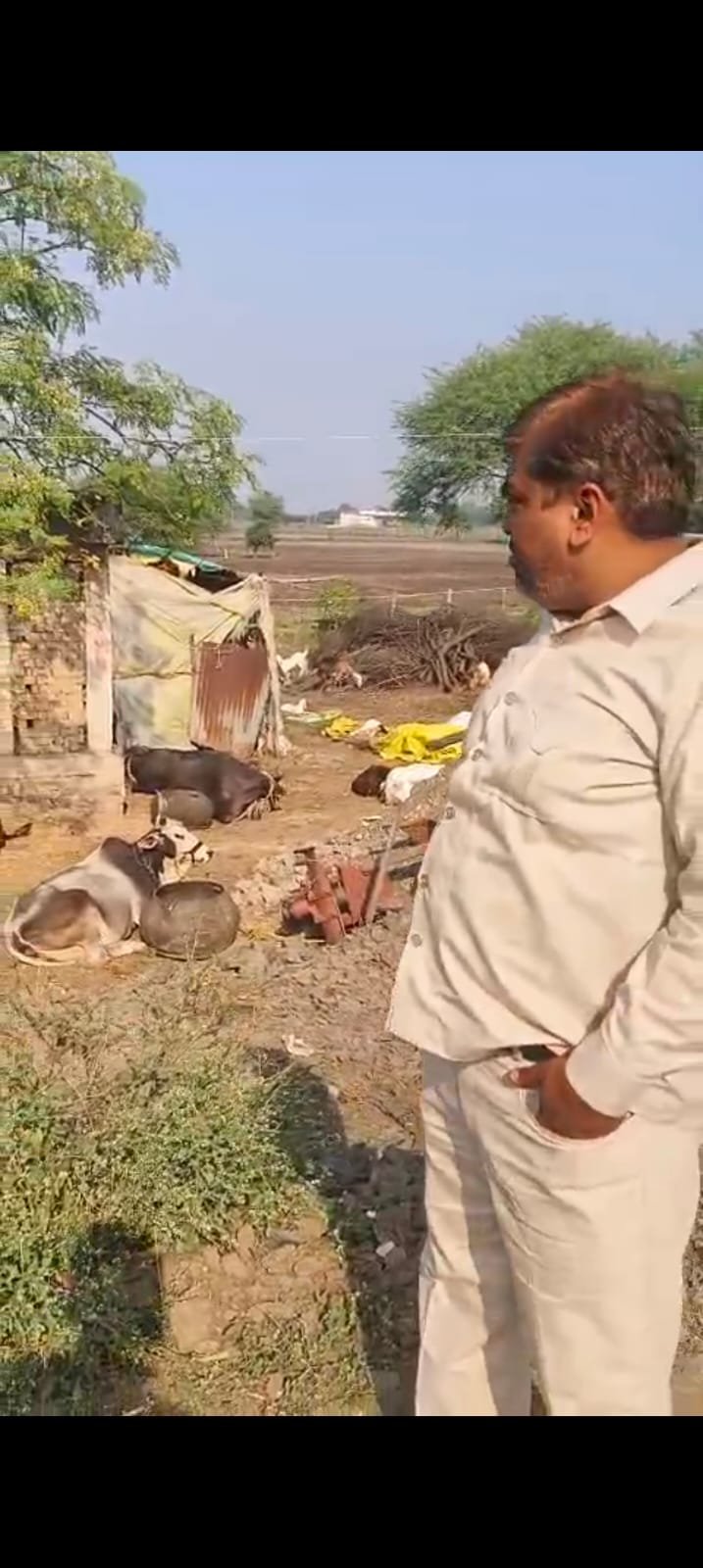 शासकीय भूमि पर अतिक्रमण हटाने गए राजस्व विभाग की टीम के साथ की झूमा झटकी