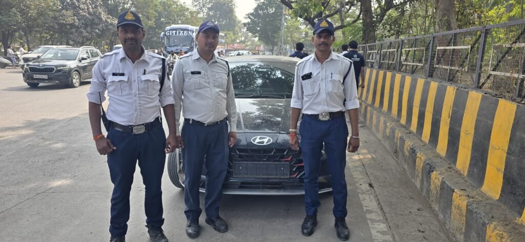 अवैध शराब का परिवहन कर रहा कार चालक ट्रैफिक पुलिस की चैकिंग पकड़ाया।