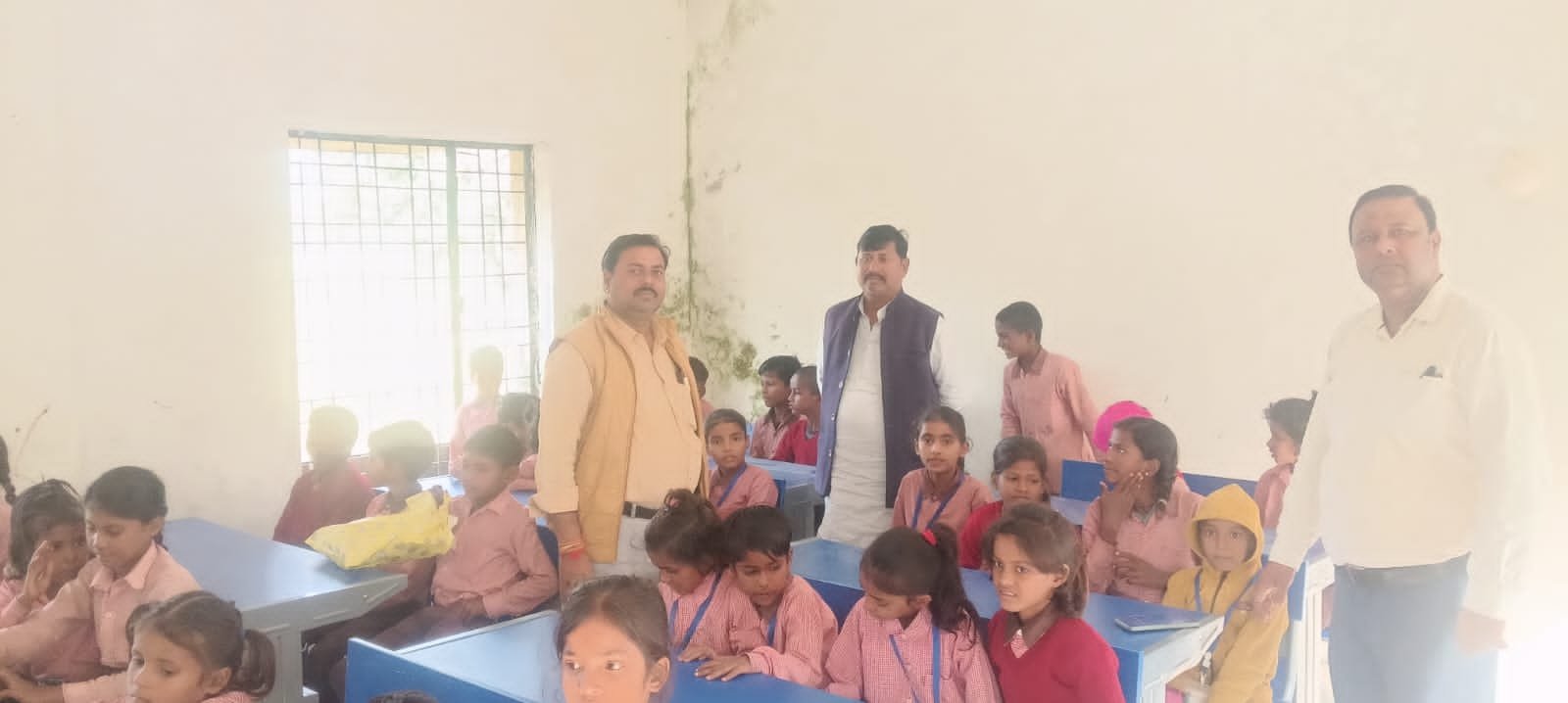 रामकोला नगर पंचायत के सौजन्य से प्राथमिक विद्यालय में टेबल और ब्रेनच बच्चों को बैठने के लिए वितरण किया गया।