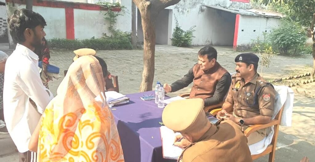 रामकोला थाना समाधान दिवस में पहुंचे अपर जिलाधिकारी व अपर पुलिस अधिक सुनी जनता की समस्याएं।