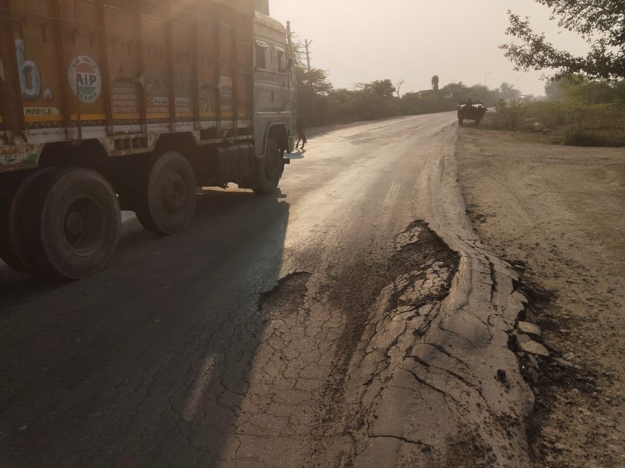 शाहपुरा-भीलवाड़ा रोड के खराब सड़क के कारण गाड़ी का टायर फटा