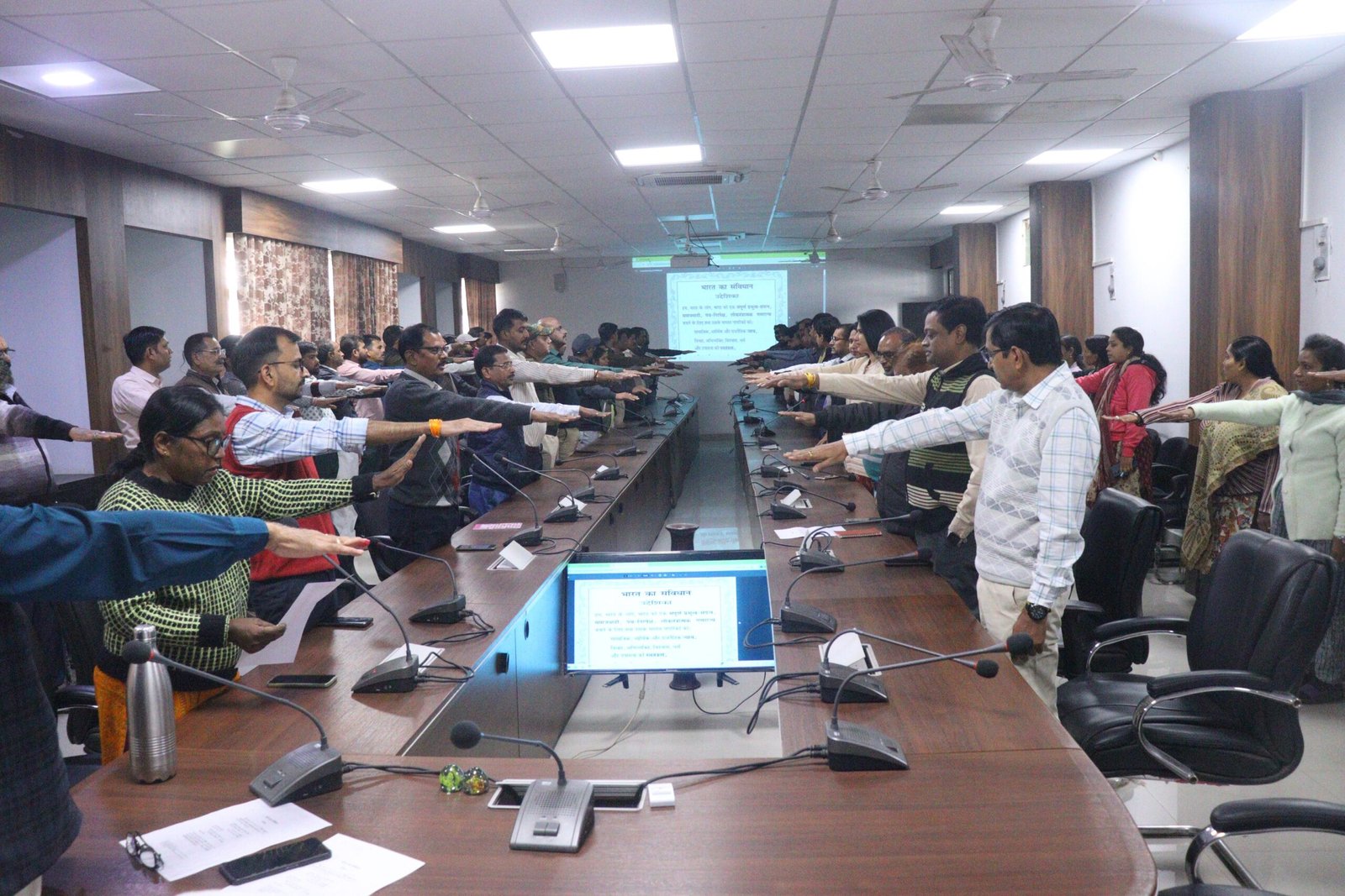 जिले में मनाया गया संविधान दिवस, संविधान की उद्देशिक का हुआ सामूहिक वाचन हुआ