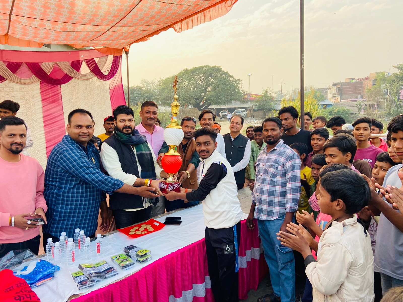 ब्लॉक प्रमुख ने दुग्गी फाइनल मैच का शुभारंभ किया।