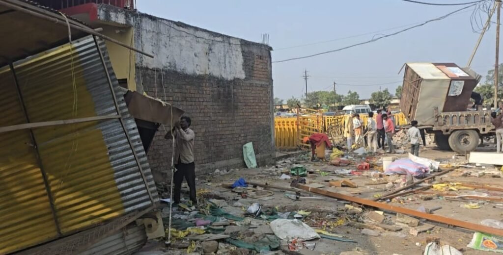 रात्रि में श्रीराम मंदिर धर्मशाला नलखेडा की करोड़ो की भूमि अतिक्रमण मुक्त कराई गई।