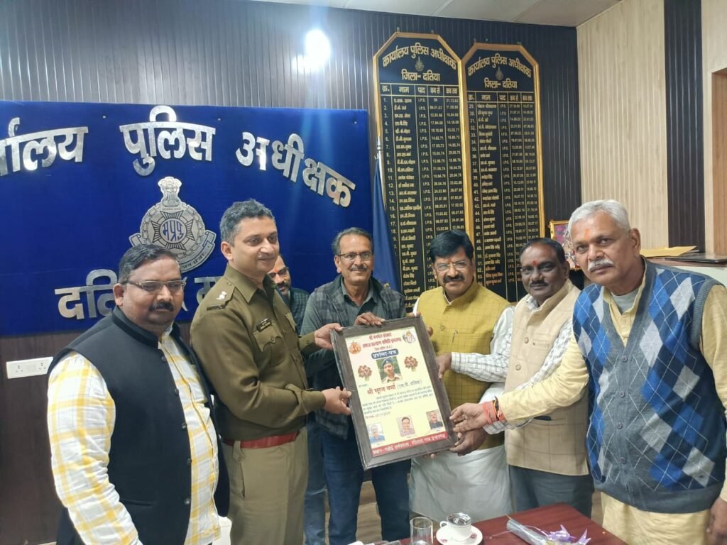 रतनगढ़ माता मंदिर मेले की सफलता पर कलेक्टर व एसपी सम्मानित।