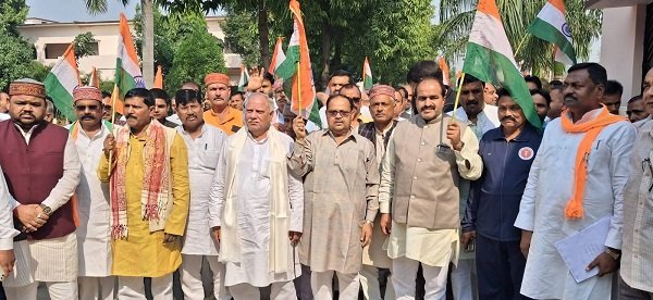 गाजे-बाजे के साथ सरदार पटेल की 150वीं जयंती पर चलने वाले अभियान में निकाला गया पैदल यात्रा।