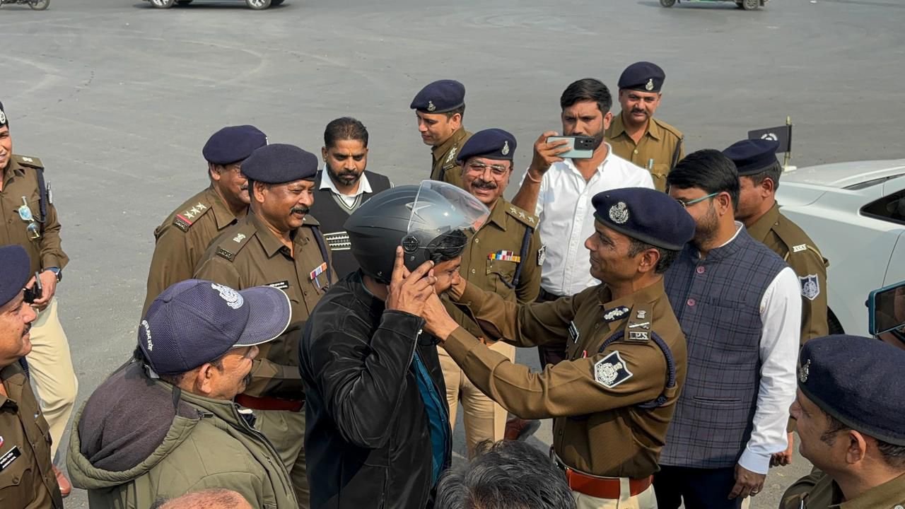 यातायात पुलिस का हेलमेट जागरूकता एवं वितरण कार्यक्रम लगातार जारी