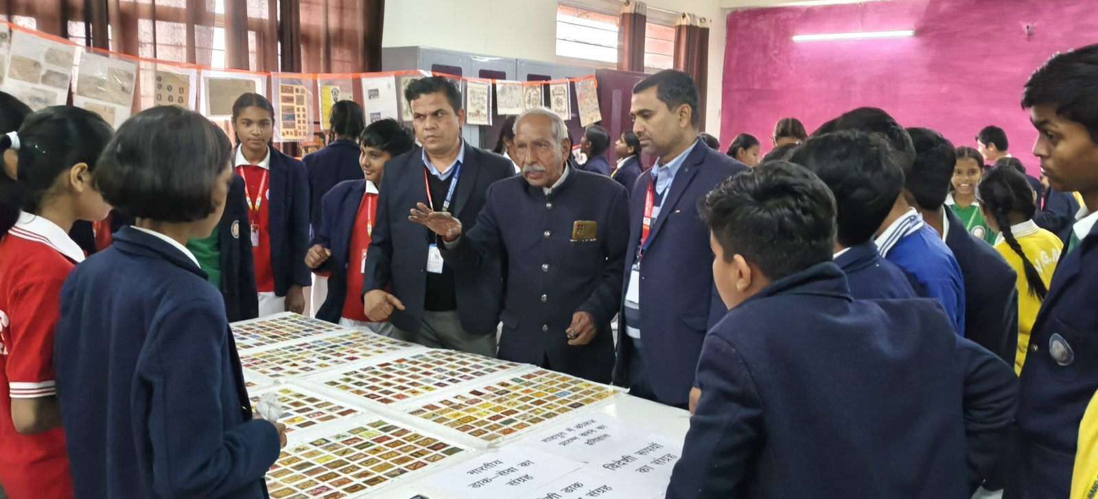 स्वामी विवेकानंद राजकीय मॉडल स्कूल में पुराने सिक्के, विदेशी मुद्राओं व डाक टिकट्स की प्रदर्शनी आयोजित