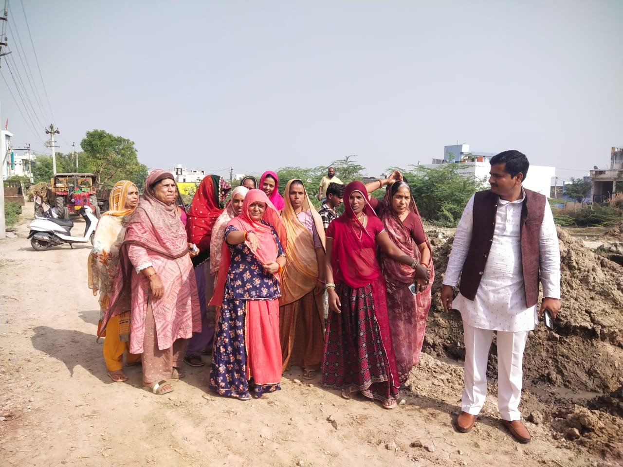 वार्ड नम्बर 13 इंद्रा कॉलोनी  के वार्डवासी नहर के पानी से हो रहे परेशान पार्षद राजेश सोलंकी ने प्रशासन को बुलाकर अवगत कराया