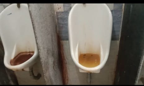 आगर। कलेक्ट्रेड के पुरुष शौचालय में गंदगी का अंबार, स्वच्छता अभियान को दिखा रहे ठेंगा