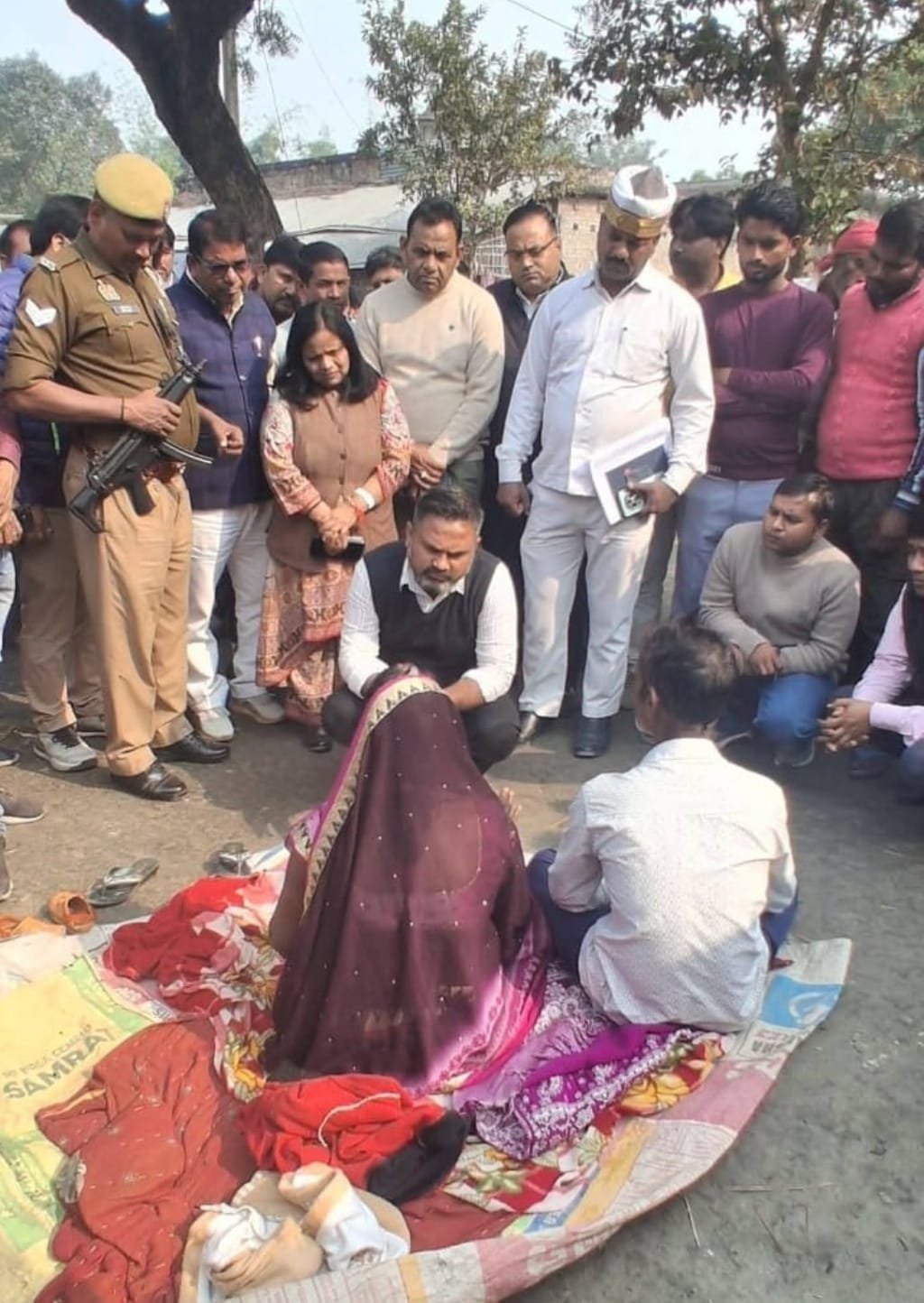 कुशीनगर जिलाधिकारी ने पिपरा खुर्द में पहुंचे और बुखार से दो मासूमों की मृत्यु पर परिवारजनों से मिले