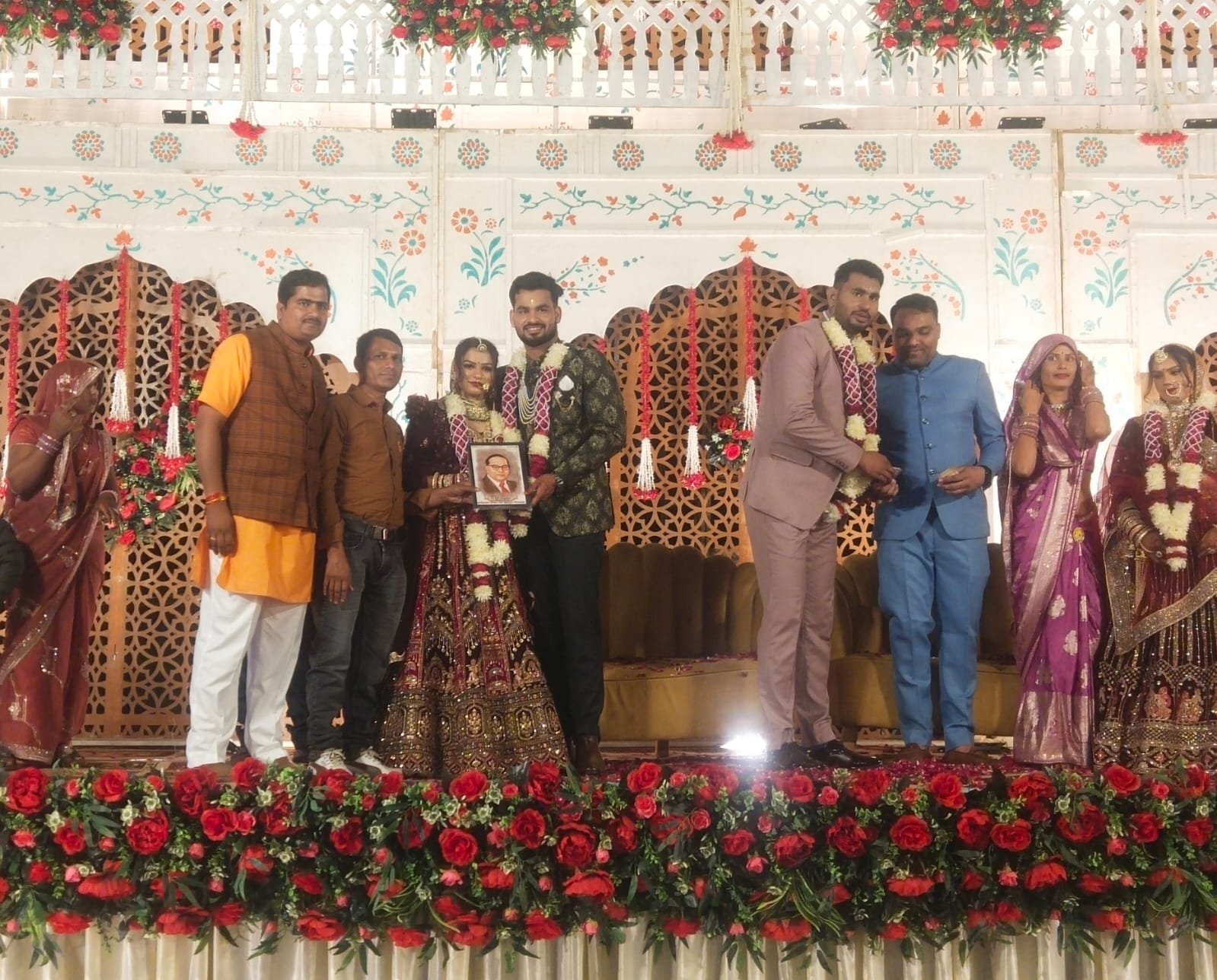 भाजपा के पुर्व एस सी मोर्चा नगर महामंत्री भाजपा ने पुर्व प्रधान राजमल खींची के शादी समारोह में डॉ. भीमराव अंबेडकर की तस्वीर भेट की