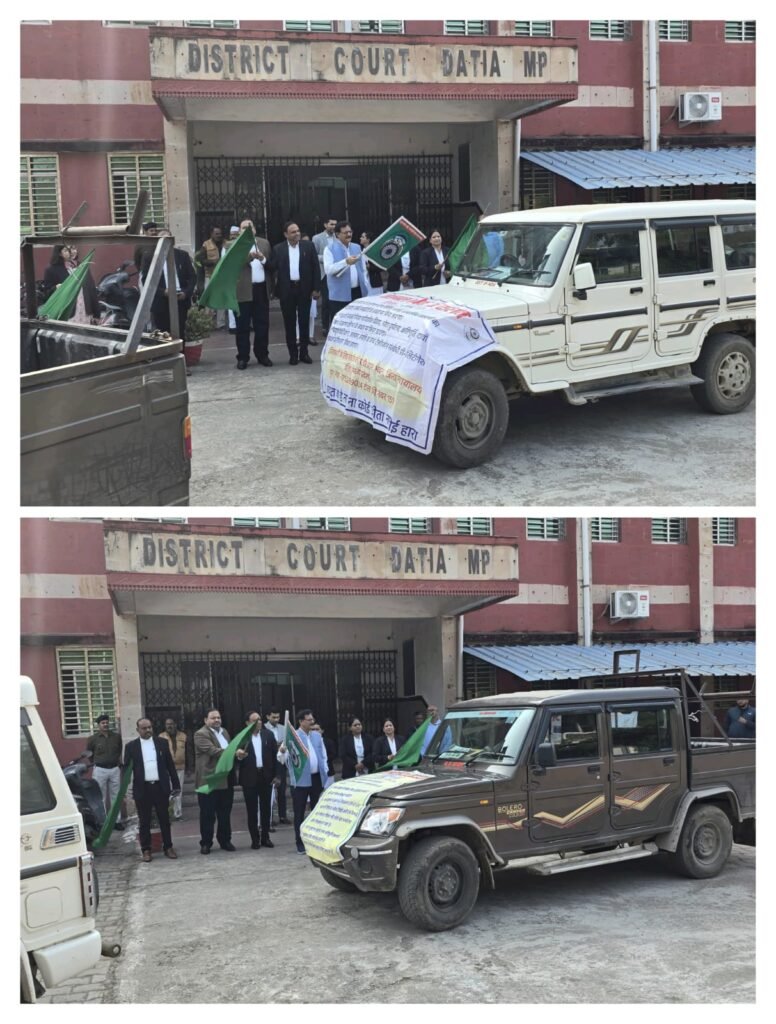 नेशनल लोक अदालत के प्रचार-प्रसार वाहन को न्यायाधीशों ने हरी झंडी दिखाकर किया गया रवाना।
