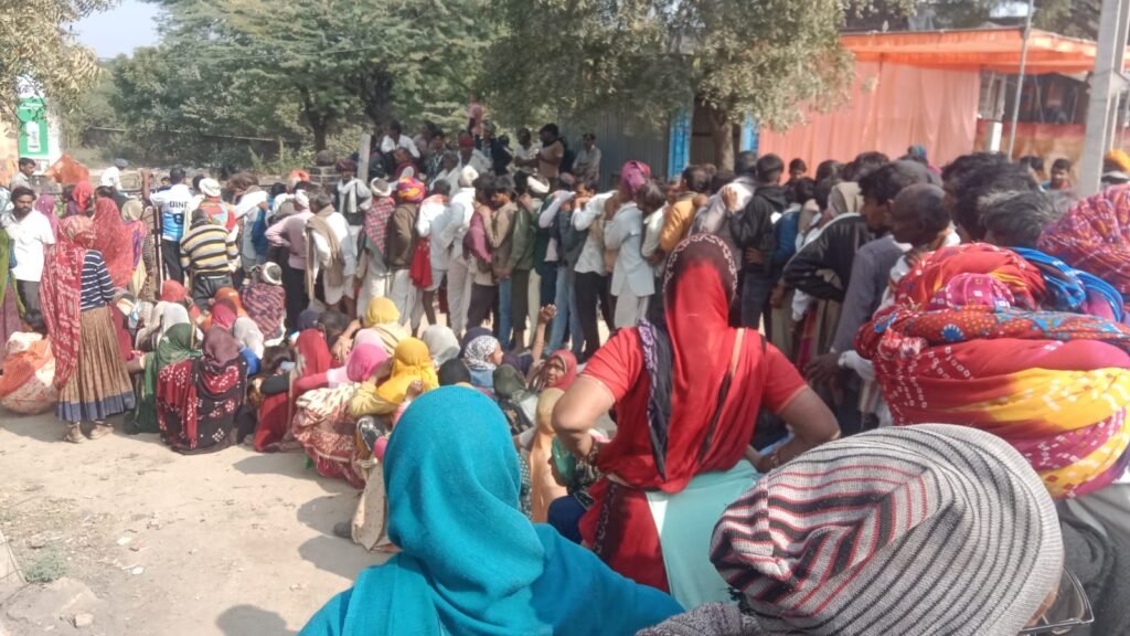 महुआ की दो समितियों में 920 यूरिया खाद के कट्टे वितरण, समिति के बाहर लगी लंबी कतार।