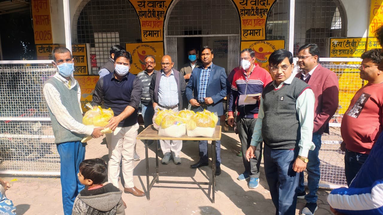 पोषण आहार लें और जल्दी स्वस्थ्य बनें: सीएमएचओ डॉ. बी.के. वर्मा।