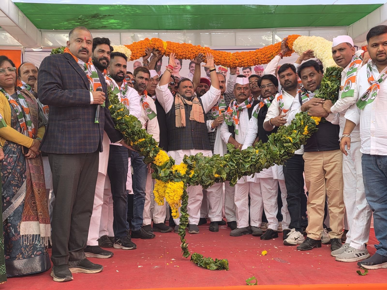 कांग्रेस पार्टी के राष्ट्रीय सचिव पूर्व मंत्री धीरज गुर्जर की उपस्थिति में कांग्रेस पार्टी के नवनियुक्त भीलवाड़ा शहर जिला अध्यक्ष शिवराम खटीक का भव्य एवं ऐतिहासिक पदभार ग्रहण समारोह का आयोजन हुआ