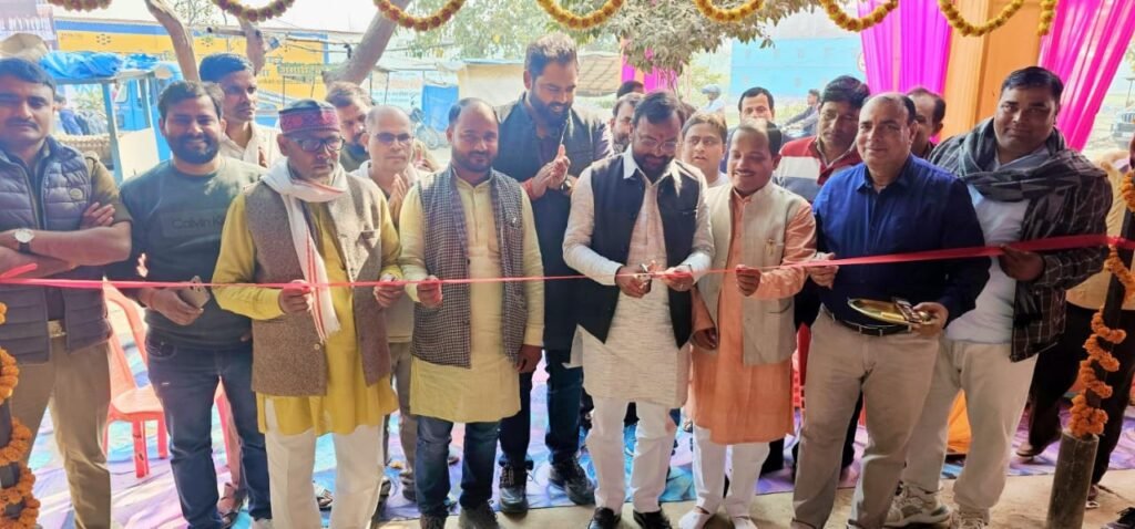 राज्य पिछड़ा वर्ग आयोग के सदस्य ने मेडिकल स्टोर का फीता काटकर उद्घाटन किया।