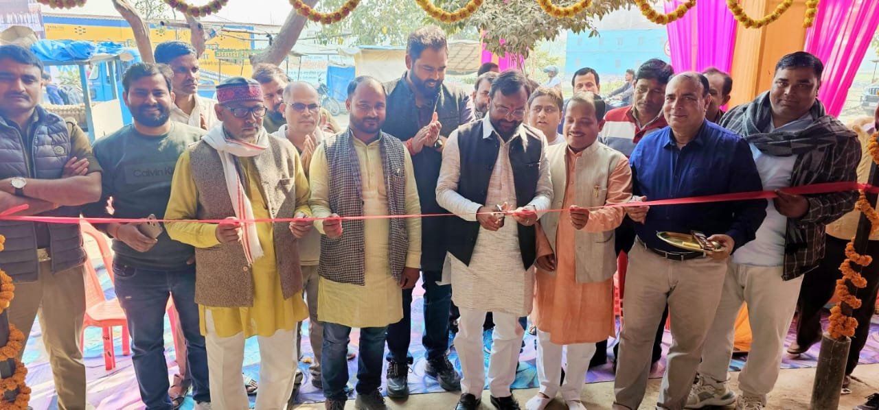 राज्य पिछड़ा वर्ग आयोग के सदस्य ने मेडिकल स्टोर का फीता काटकर उद्घाटन किया।