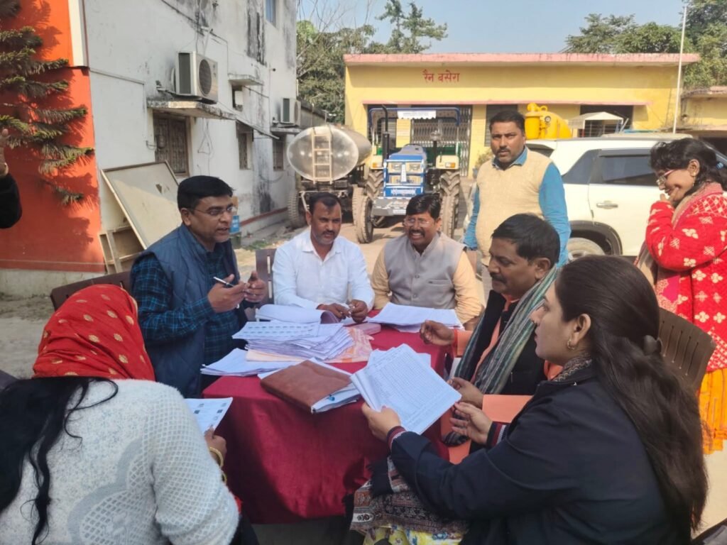 रामकोला विधानसभा विधायक व नायब तहसीलदार ने एस आई आर का निरीक्षण किया।