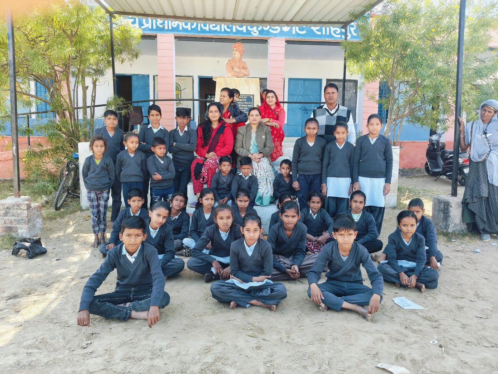 कुंड गेट विद्यालय में छात्र-छात्राओं को ऊनी स्वेटर वितरित