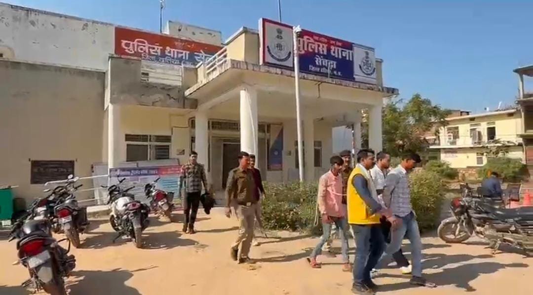 थाना सेवढ़ा पुलिस की बड़ी कार्यवाही अवैध हथियार व 180 लीटर जहरीली कच्ची शराब सहित तीन आरोपी गिरफ्तार।